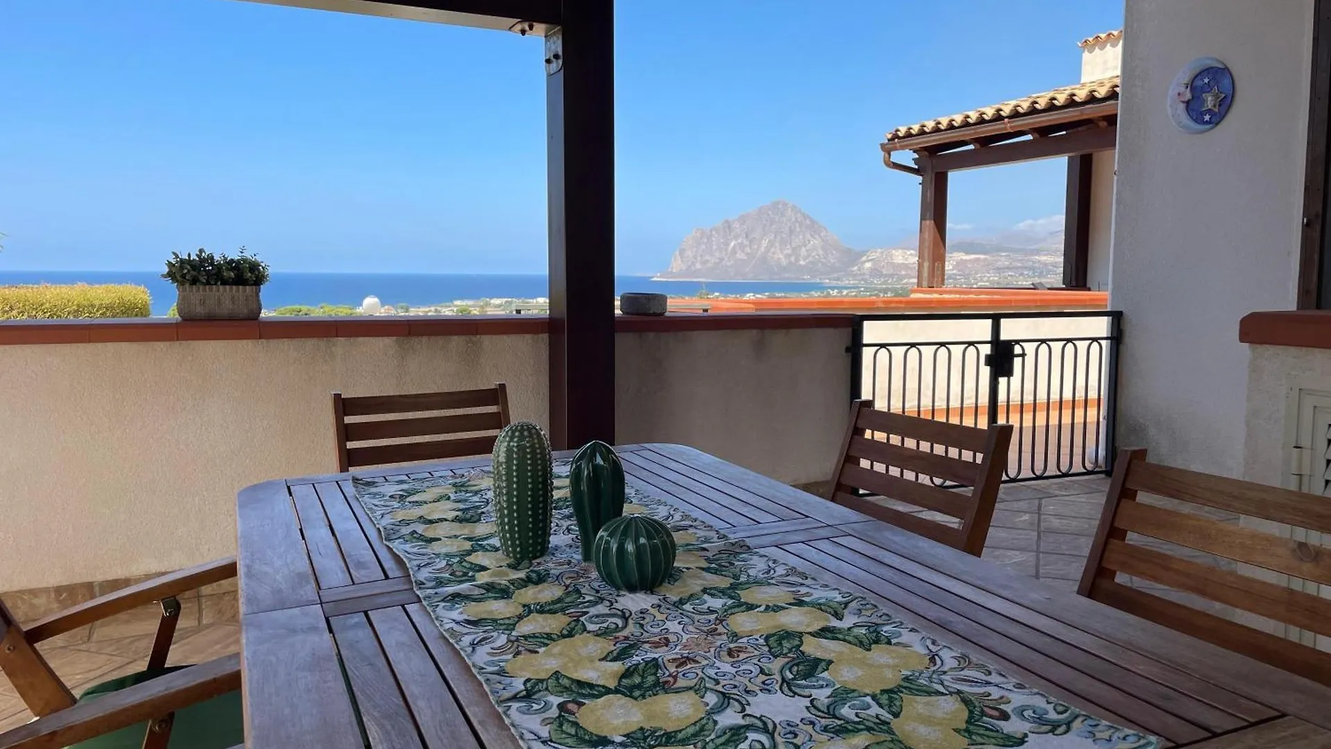 Tra-I-Monti Sul Mare Guest House Valderice