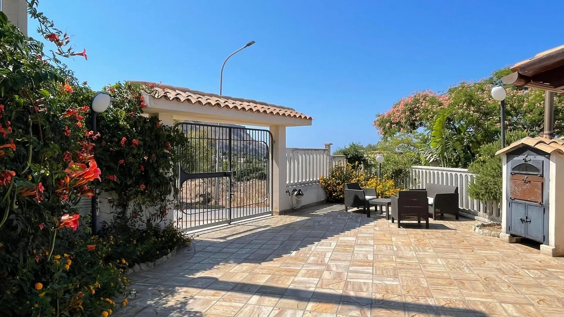 Tra-I-Monti Sul Mare Guest House Valderice Country house