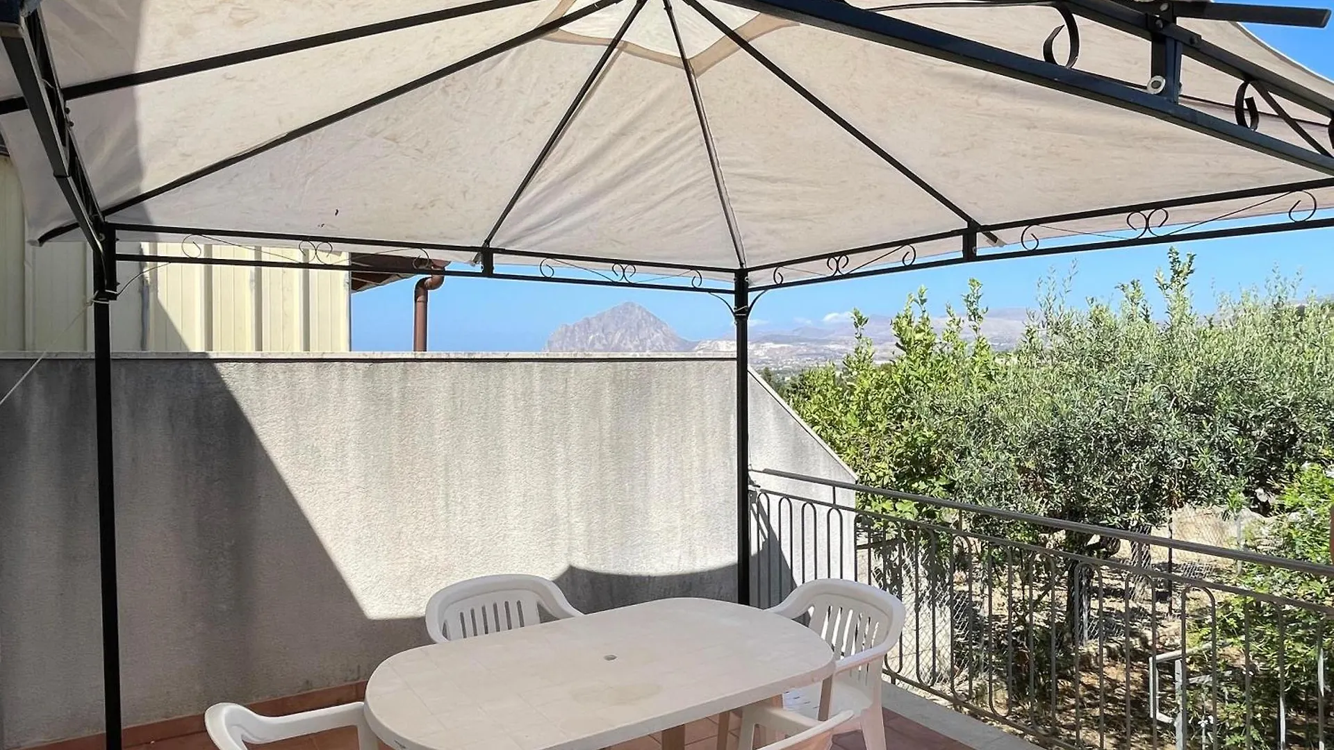 Country house Tra-I-Monti Sul Mare Guest House Valderice Italy